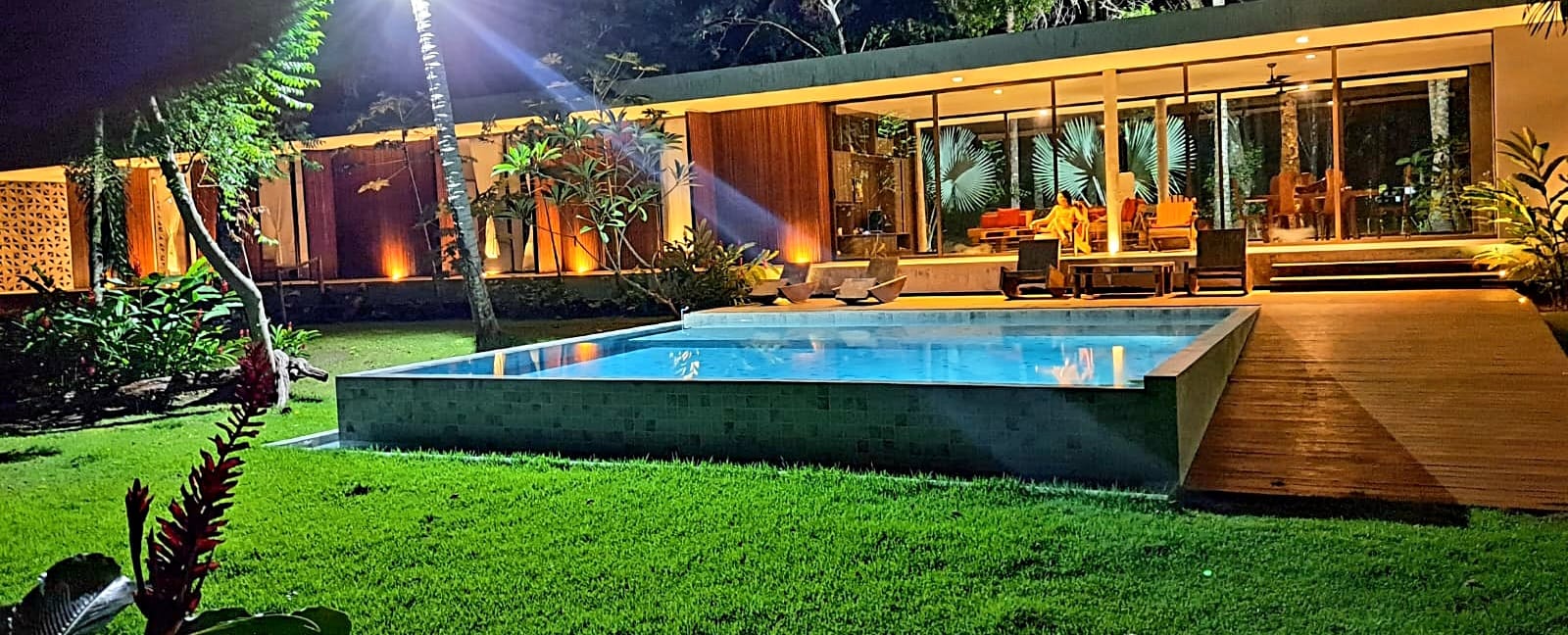 Frente da casa à noite